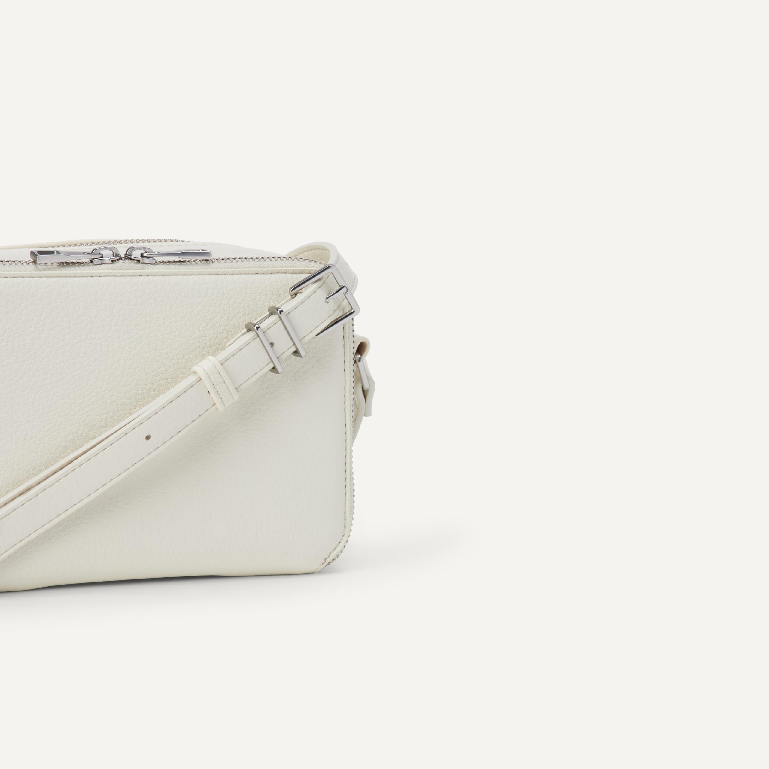 Amazon Essentials Women's Boxy Crossbody Bag, Ecru, One Size
