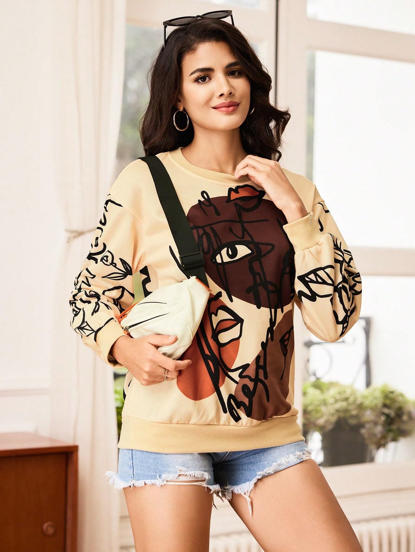WDIRARA Women's Figure Graphic Print Sweatshirt Round Neck Long Sleeve Contrast Color Graffiti Pullovers Apricot L