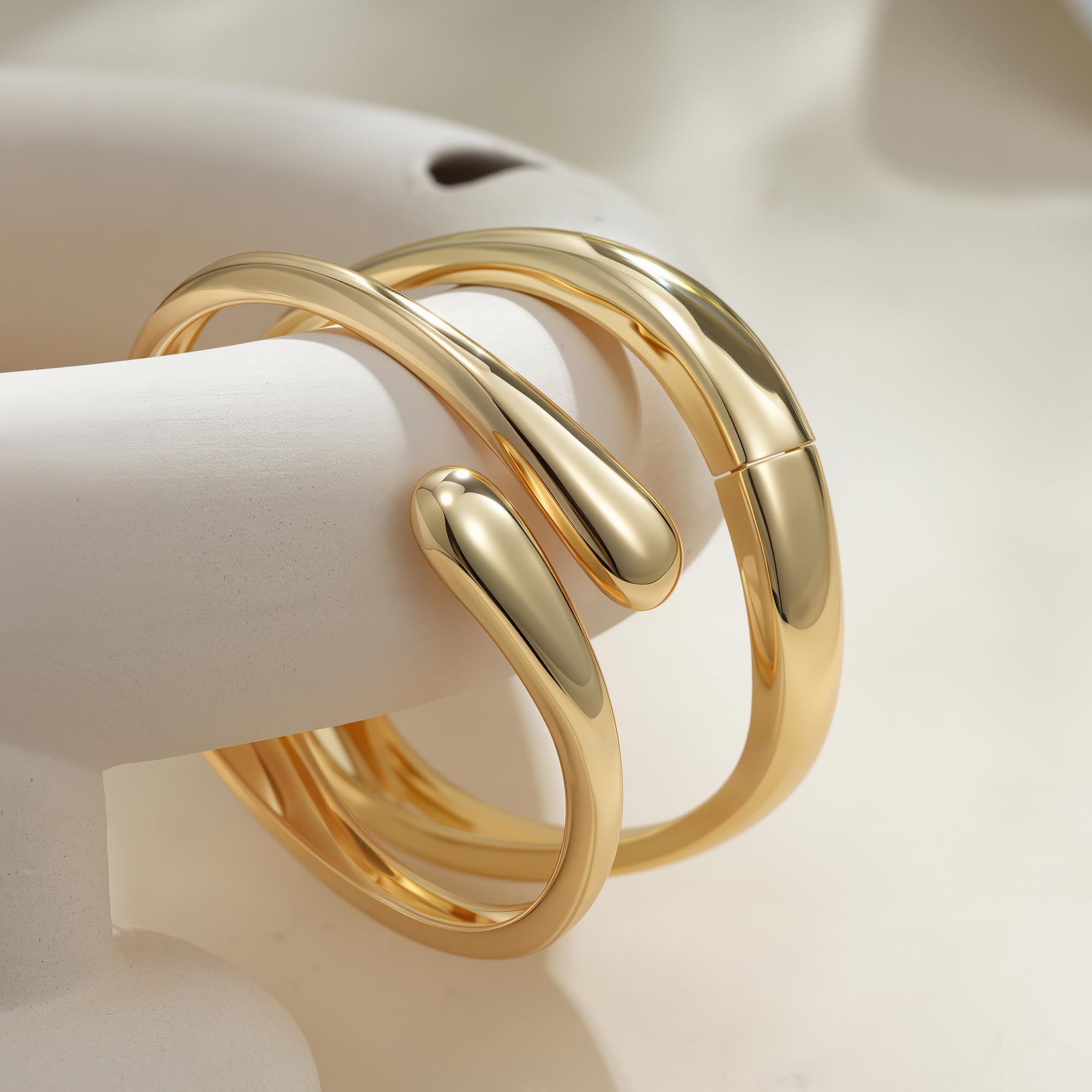Decholly Gold Bracelets for Women Trendy, 18K Gold Plated Bangle Bracelet Set Chunky Twist Cuff Gold Bracelet Non Tarnish Waterproof Jewelry Gifts for Women