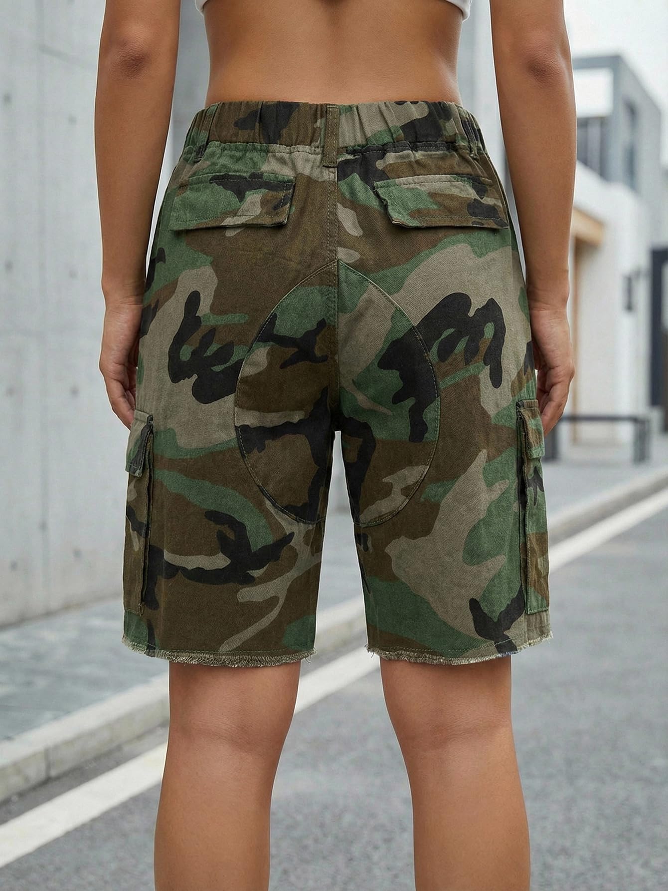 WDIRARA Women's Camo Cargo Shorts Streetwear Elastic Waist Bermuda Shorts with Flap Pockets Camouflage Fatigue Shorts Green XX-Large