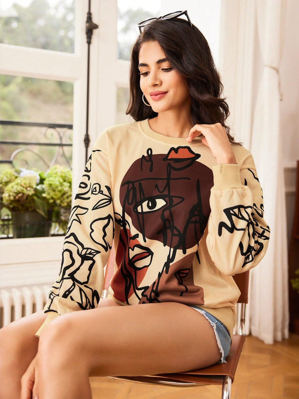 WDIRARA Women's Figure Graphic Print Sweatshirt Round Neck Long Sleeve Contrast Color Graffiti Pullovers Apricot L
