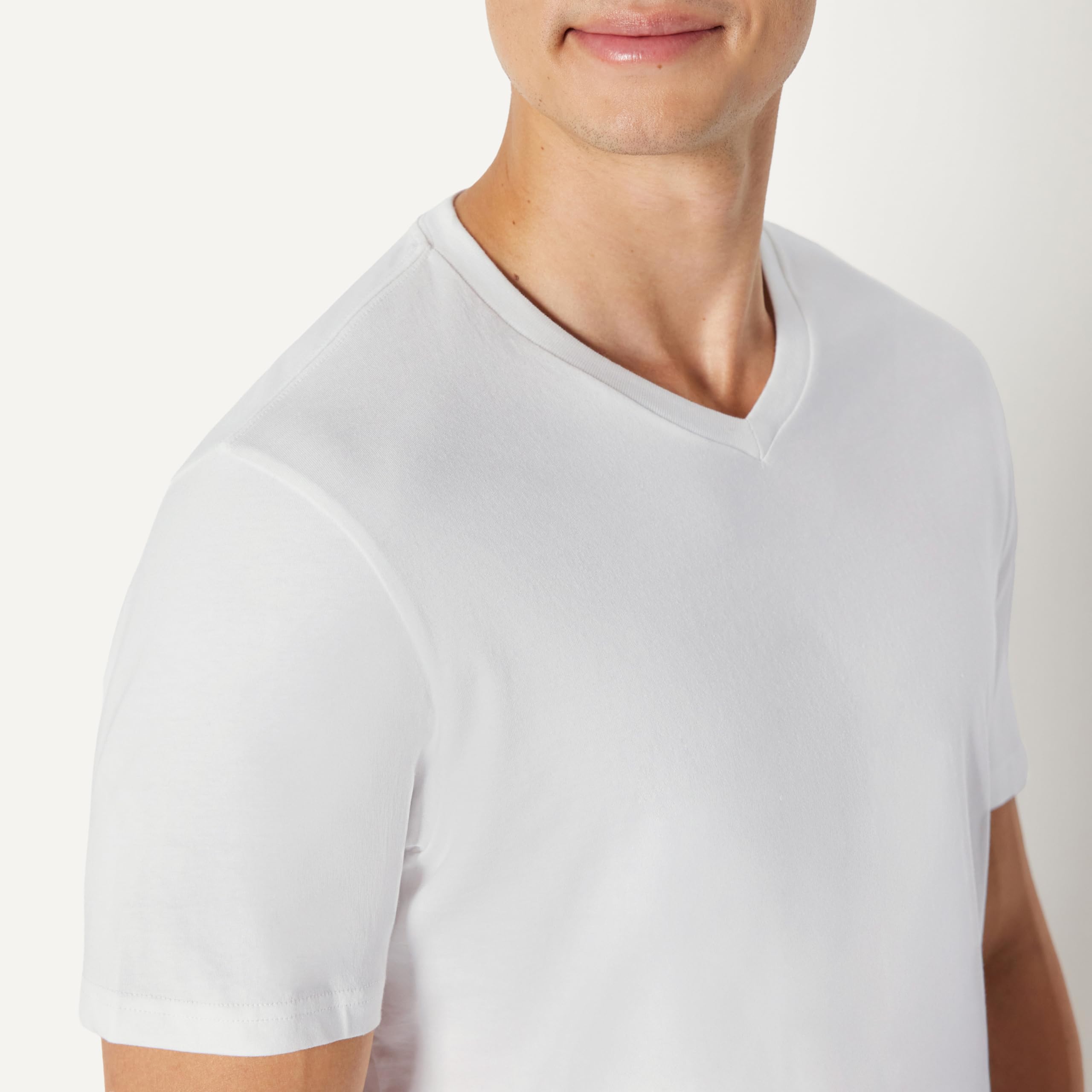 Amazon Essentials Men's Regular-Fit Short-Sleeve V-Neck T-Shirts, Pack of 6, White, XX-Large