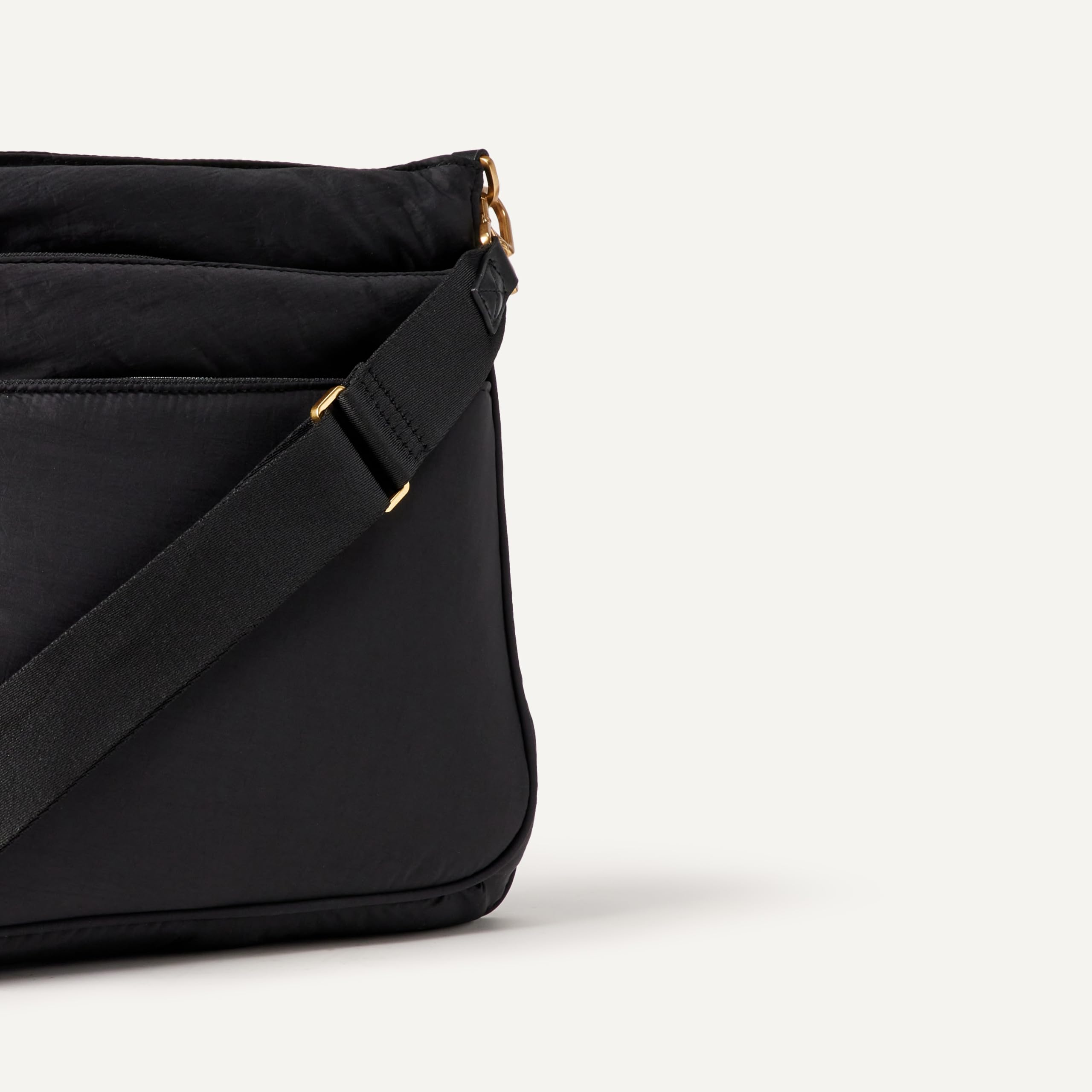 Amazon Essentials Women's Slim Nylon Crossbody Bag, Black, One Size