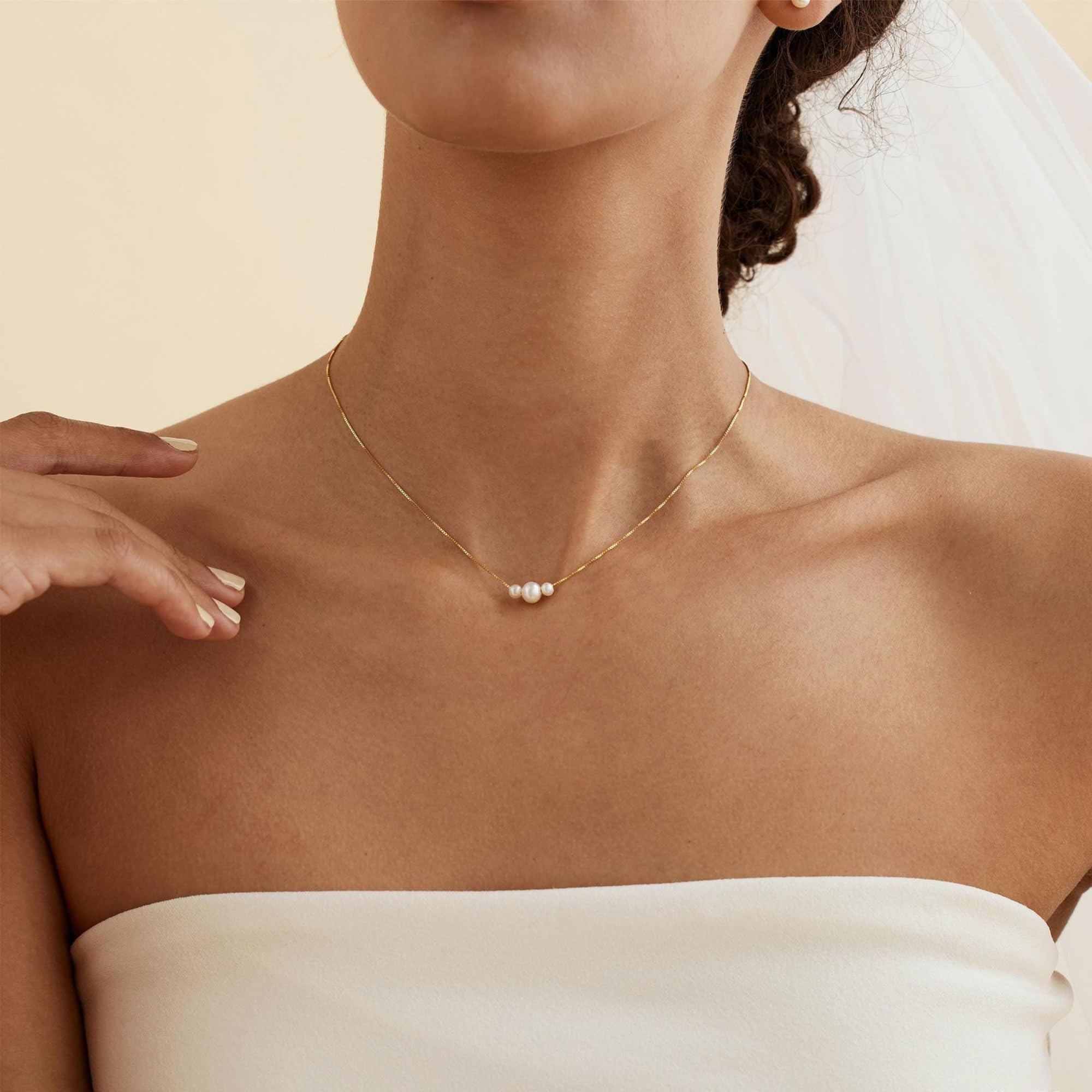 Decholly Mothers Day Gifts for Mom Gold Pearl Necklaces for Women Trendy, 14K Gold Plated Dainty Necklace Simple Pearl Necklace Women's Jewelry Friend Mothers Day Birthday Wedding Jewelry Gifts for Women