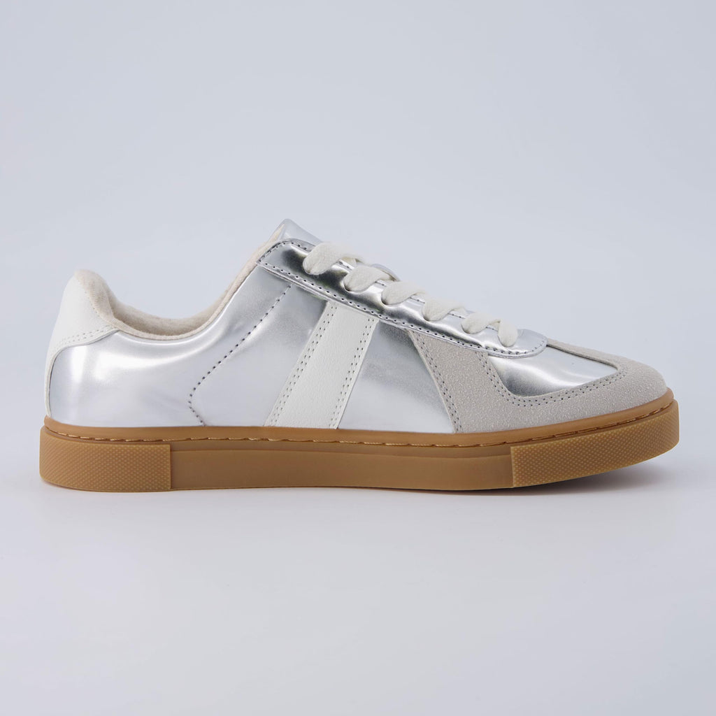 CUSHIONAIRE Bailey Womens Retro Sneaker, Classic Everyday Sneakers for Women with Sleek Rounded Toe and Memory Foam, SILVER 8.5