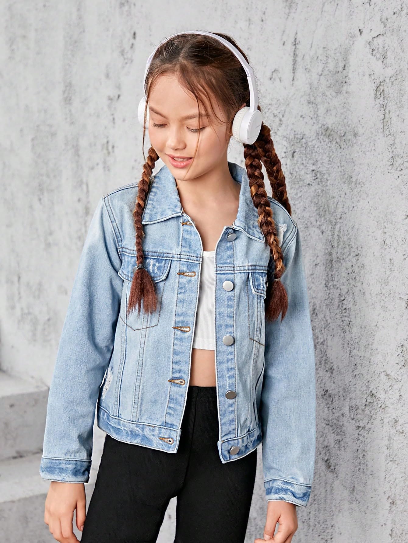 WDIRARA Girl's Ripped Flap Pocket Button Front Long Sleeve Collared Denim Jacket Light Wash 11Y