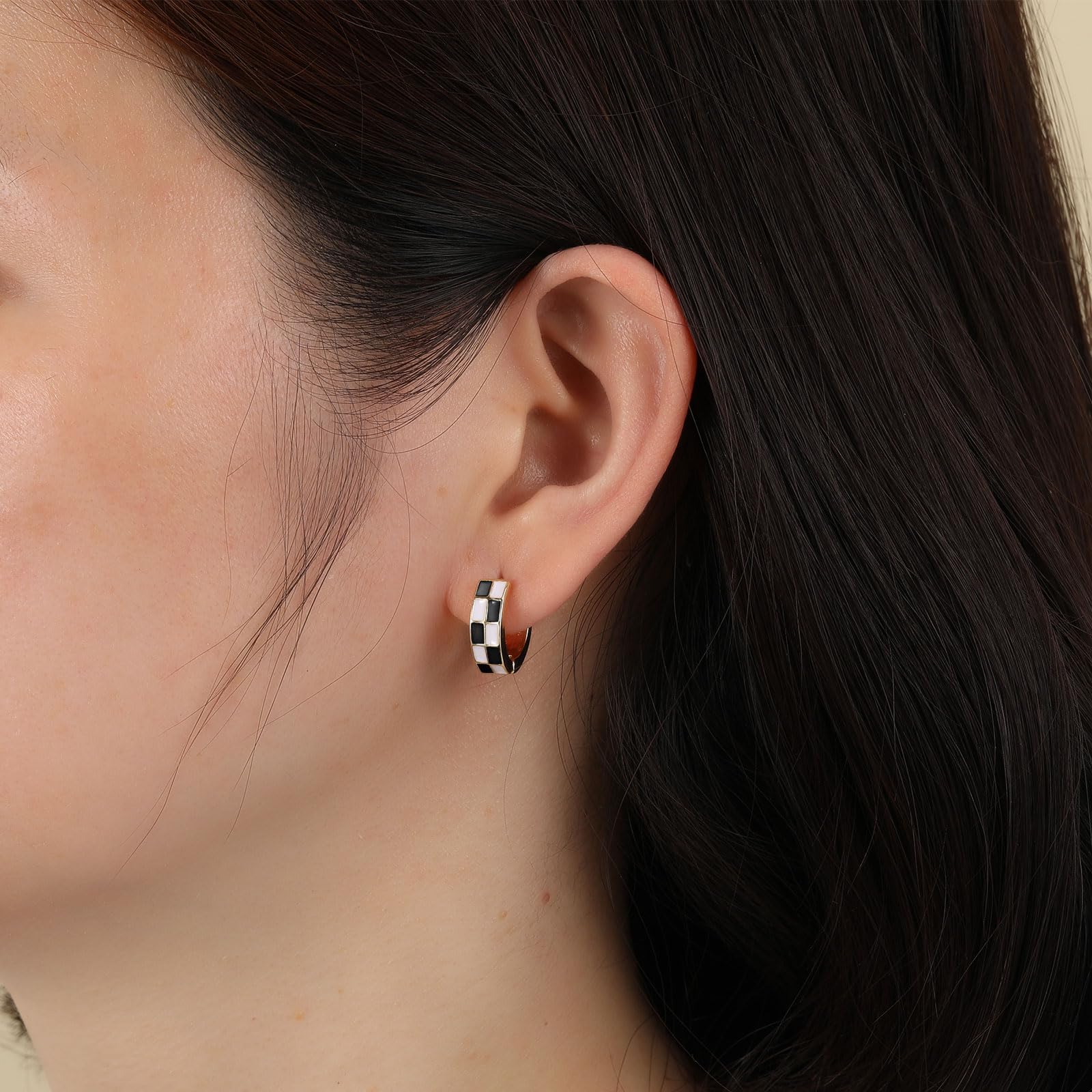 Sriomu Chic Checker Small Hoop Cartilage Earrings Teacher Earrings for Women；White Black Enamel Hypoallergenic Hooped Gifts Gold and Silver tone