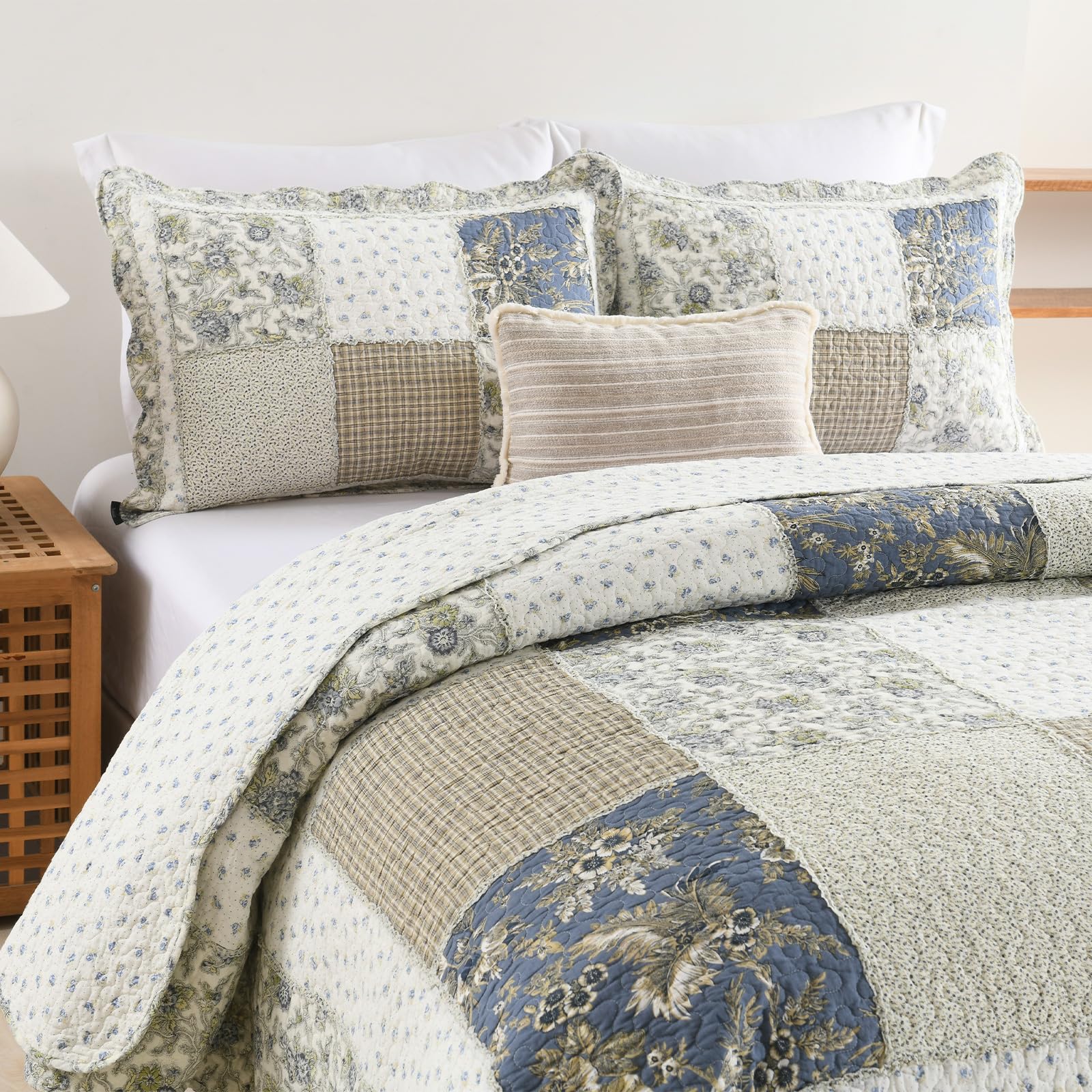 Yvooxny Quilt Set King Size Reversible Country Farmhouse Floral Real Patchwork Quilted Bedspread 3-Piece Quilt Set with Pillowcases with Ruffles for All Seasons, 96 x 108 Inches