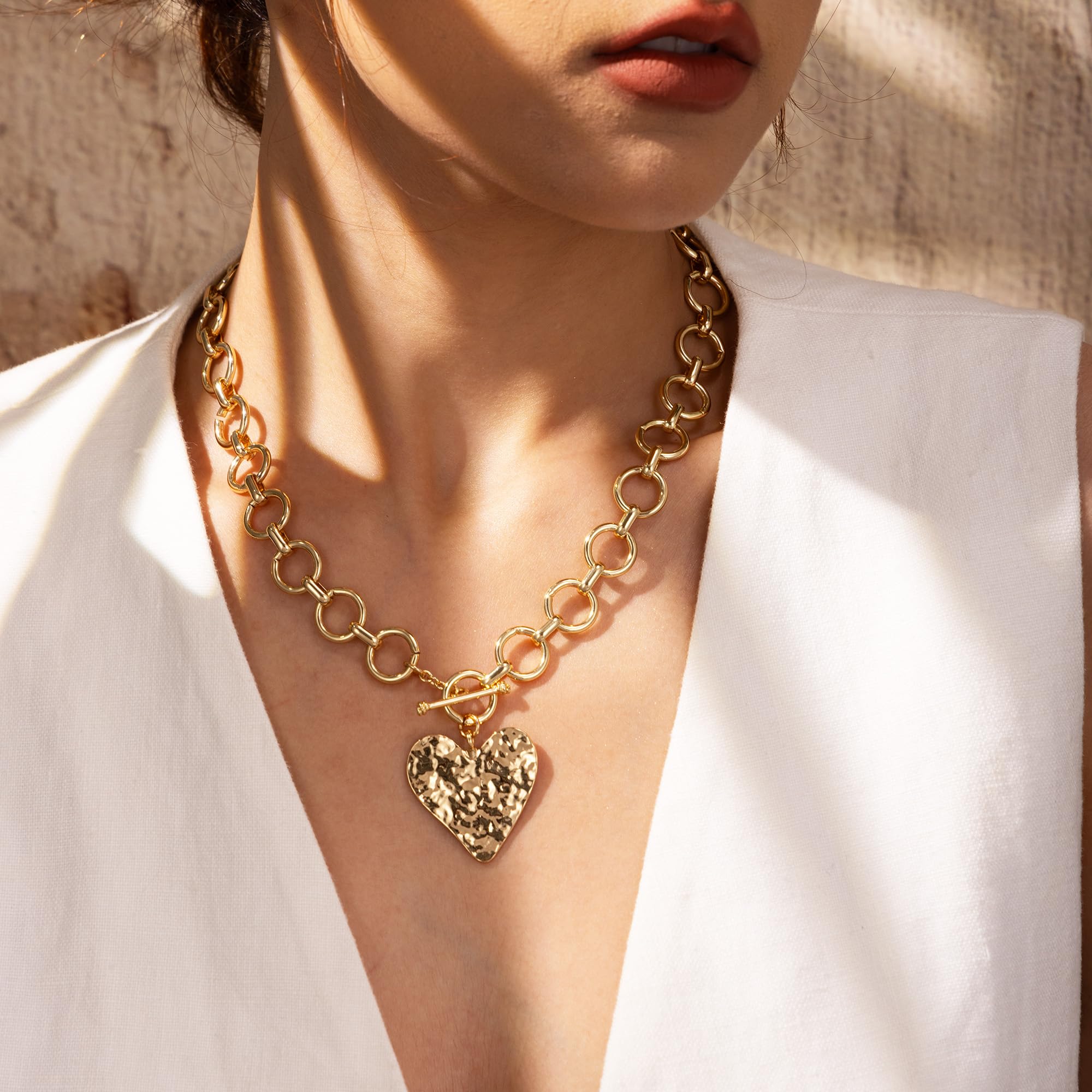 Robaice Chunky Gold Heart Necklace for Women，14K Gold Plated Hammered Heart Pendant Bold Chain Necklace with Toggle Clasp，Waterproof Non Tarnish Hypoallergenic Chunky Statement Jewelry Gift for Women